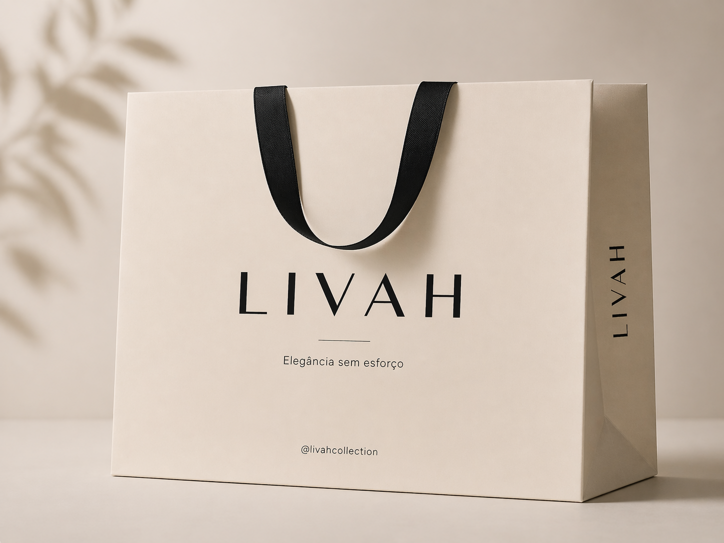 Sacola premium LIVAH em papel off-white com alças pretas